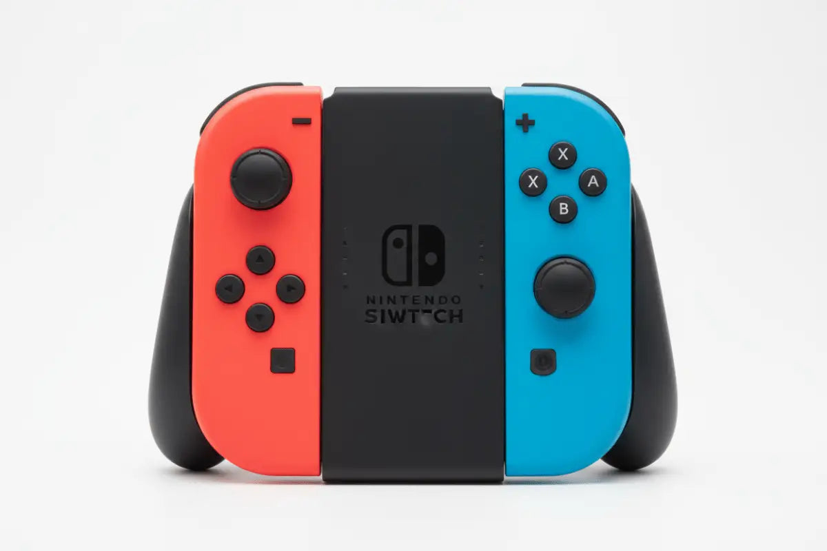 Consola Nintendo Switch com controladores Joy-Con vermelhos e azuis vibrantes acoplados a um corpo central preto.